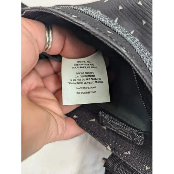 Dakine slim crossbody travel bag, black with white triangle pattern P5 - Picture 5 of 7